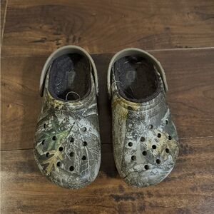 Kids Crocs Classic Realtree Edge Clogs with a fleece lining Size C 13